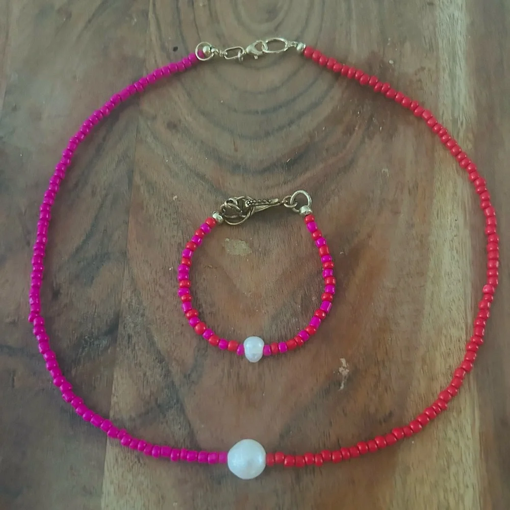 ♦️Handmade Red and Pink Necklace and Bracelet Set with Gold Accents🩷🩷